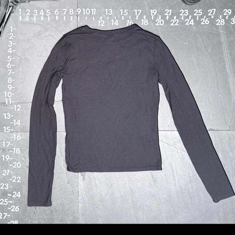 Hollister Gray Ribbed Long Sleeve Graphic Crop Tee Small - Picture 4 of 4